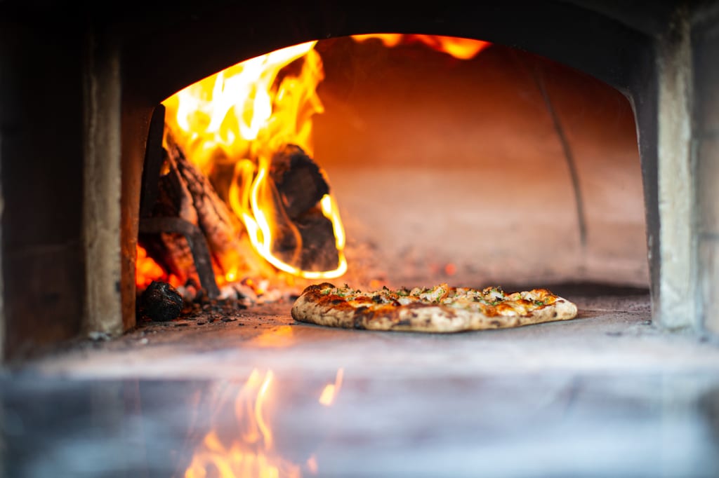 Pizza se peče u krušnoj peći na drva (ilustrativna fotografija)