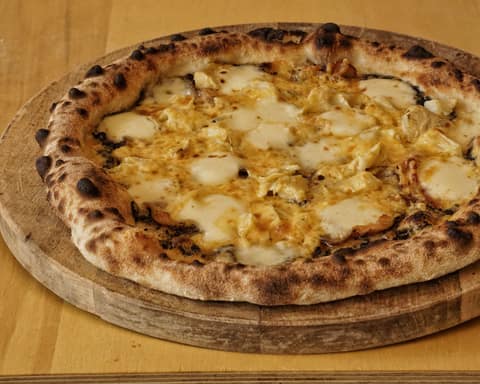 Pizza sa sirom na drvenoj dasci (ilustrativna fotografija)